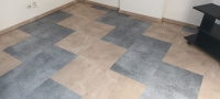  Ukazka-realizace-vinylove-podlahy-BUKOMA-STONE-UCLICK-Beton-Kamen-Sedy a Travertine